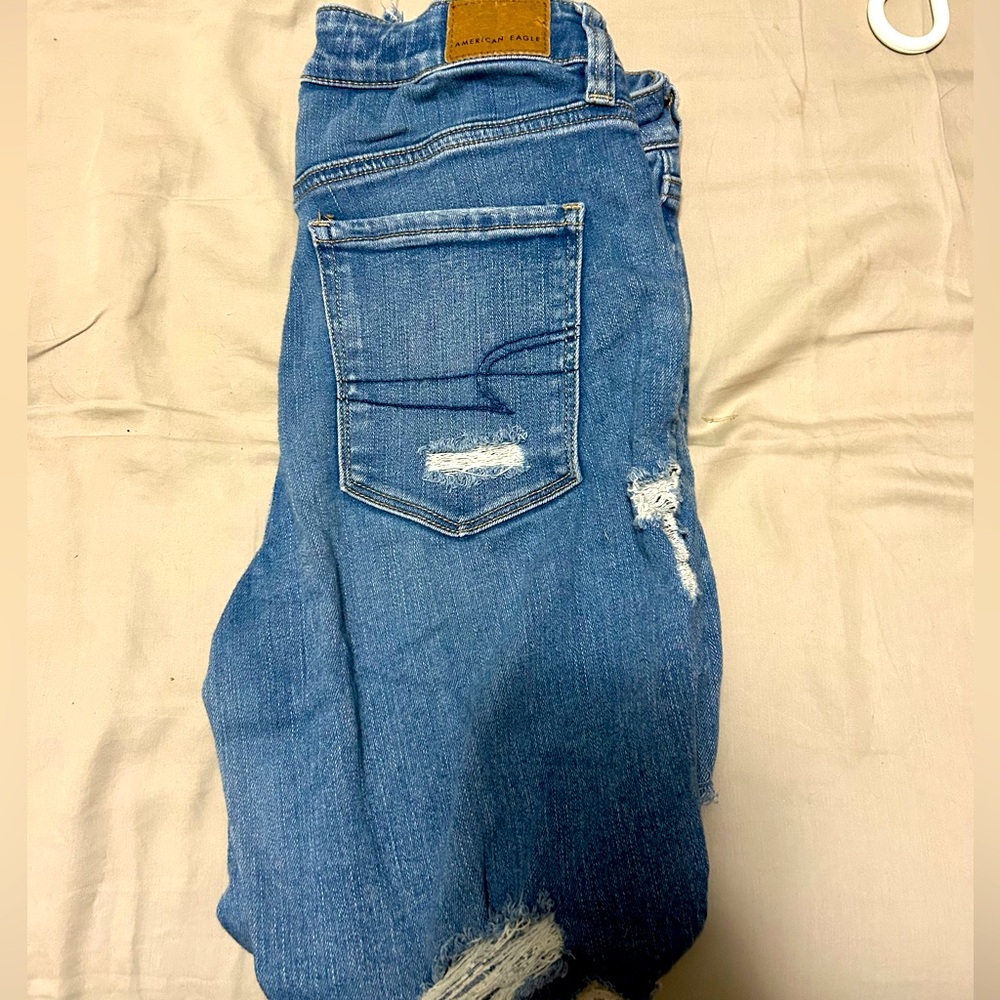 US 6/Short Ripped American Eagle Jeans